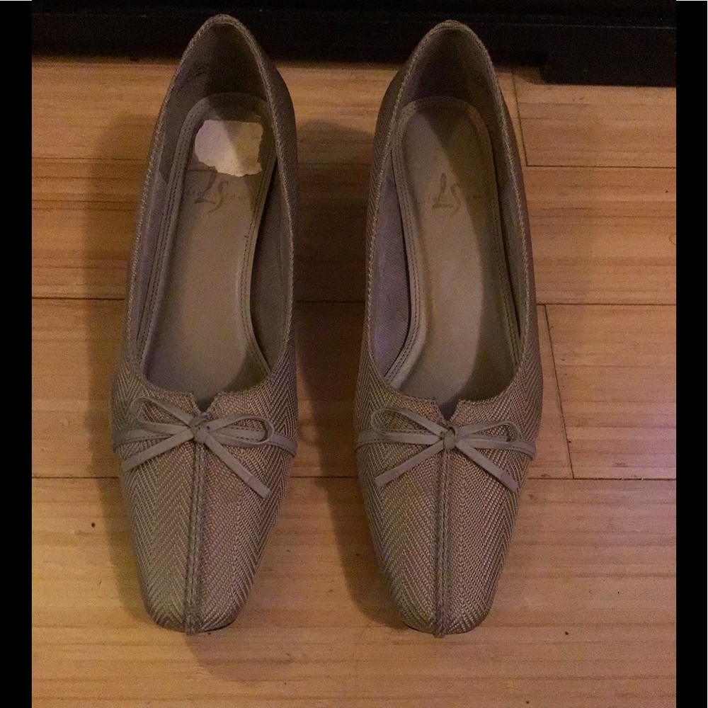 Beige textured heels with bows